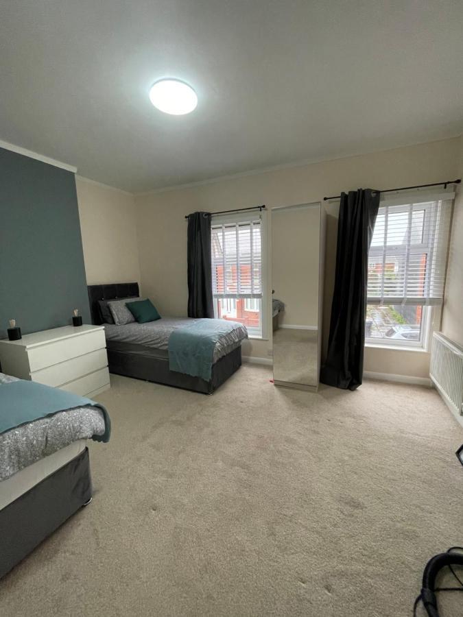 Bentley Place Crewe Esterno foto